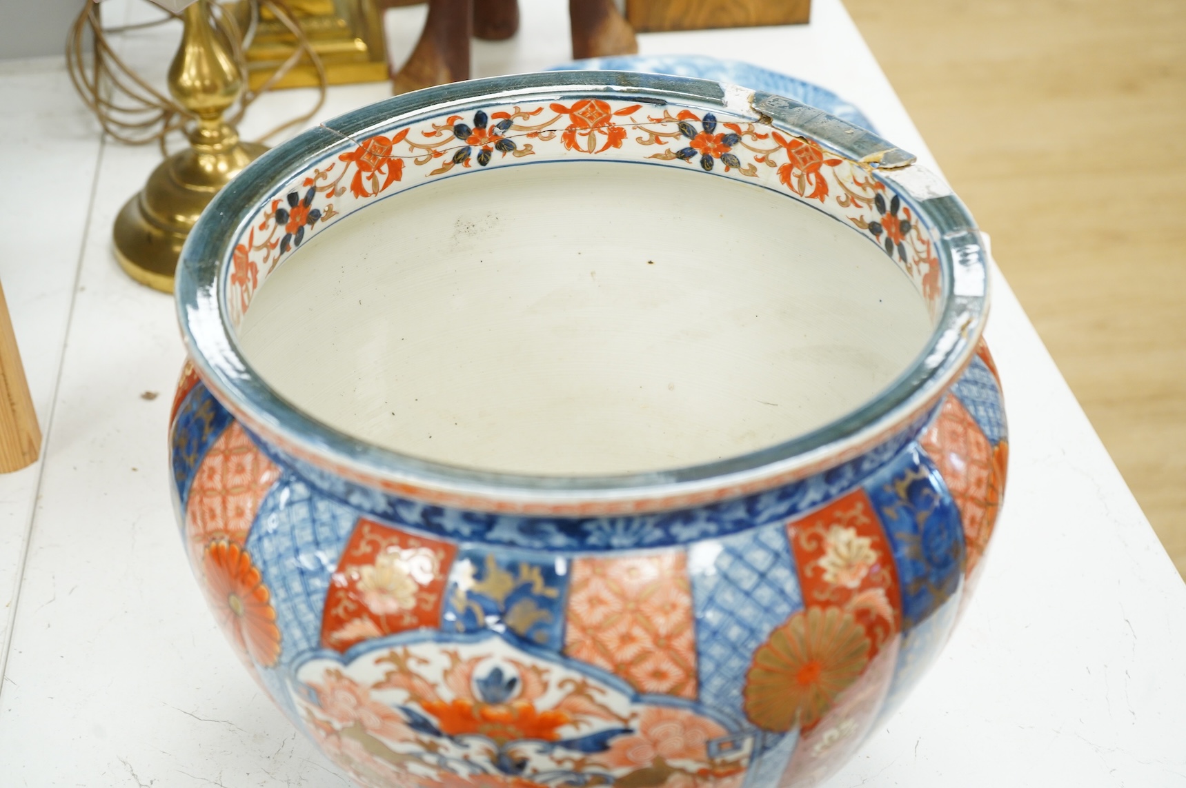 A Japanese Imari pattern jardiniere, Meiji period (1868-1912), 28cm